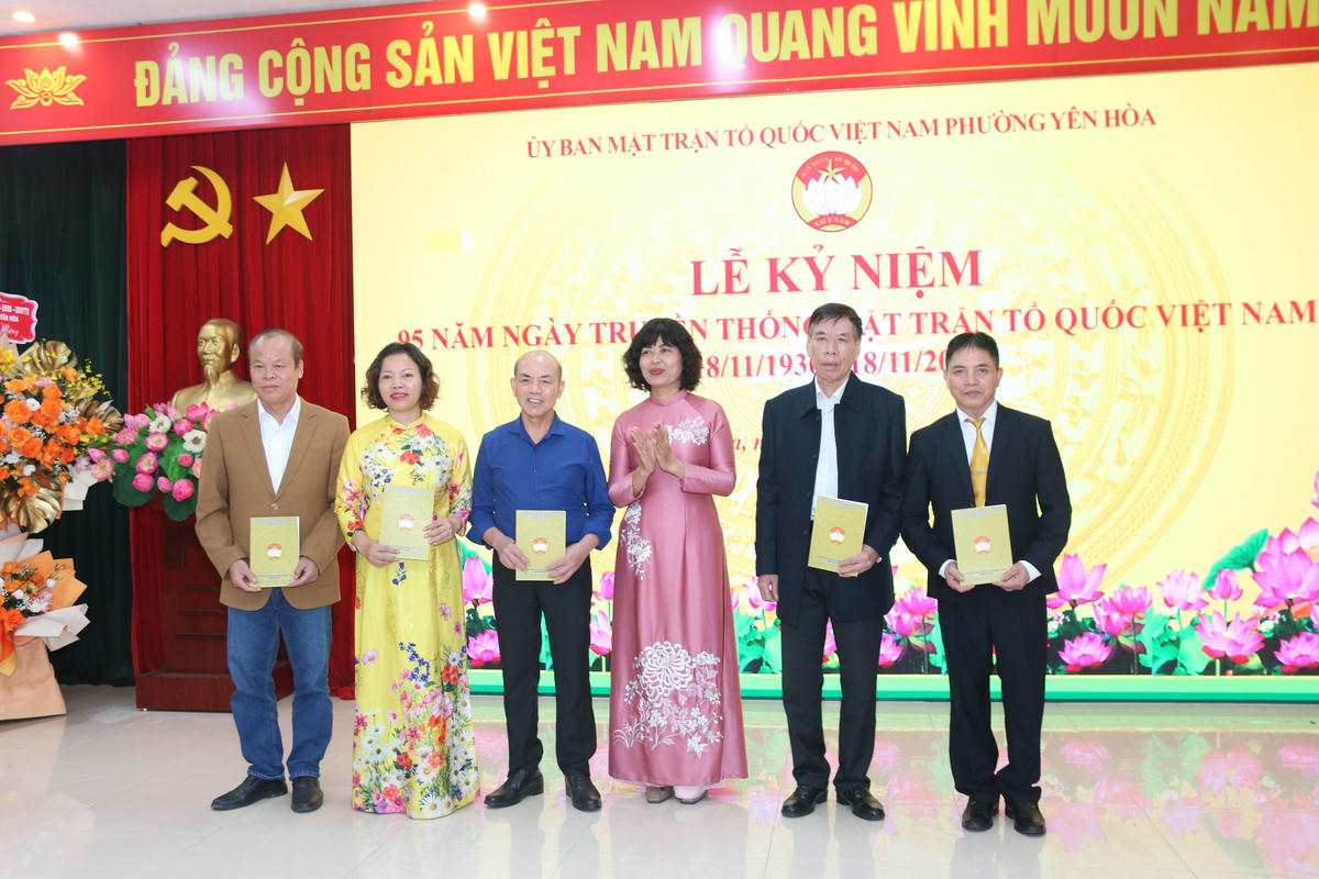 Lãnh đạo Ủy ban MTTQ phường Yên Hòa tặng quà tri ân các đồng chí nguyên Chủ tịch Ủy ban MTTQ phường qua các thời kỳ. Ảnh: Tiến Đạt.