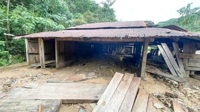 Nhiều nhà dân của xã Trà Tân hư hỏng nặng sau đợt mưa lũ vừa qua. Ảnh: CV.