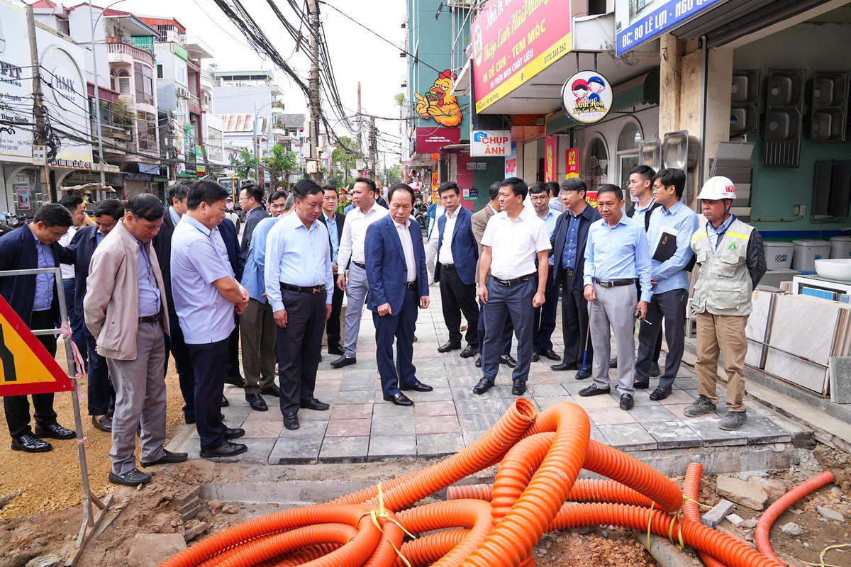 Bí thư Thành ủy đi kiểm tra Dự án cải tạo, mở rộng tuyến đường Lê Lợi. Ảnh: ĐT. 