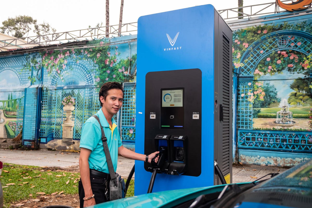Anh Trần Thành Lợi tranh thủ sạc chiếc VF e34 trong giờ nghỉ trưa tại một trạm công suất lớn
