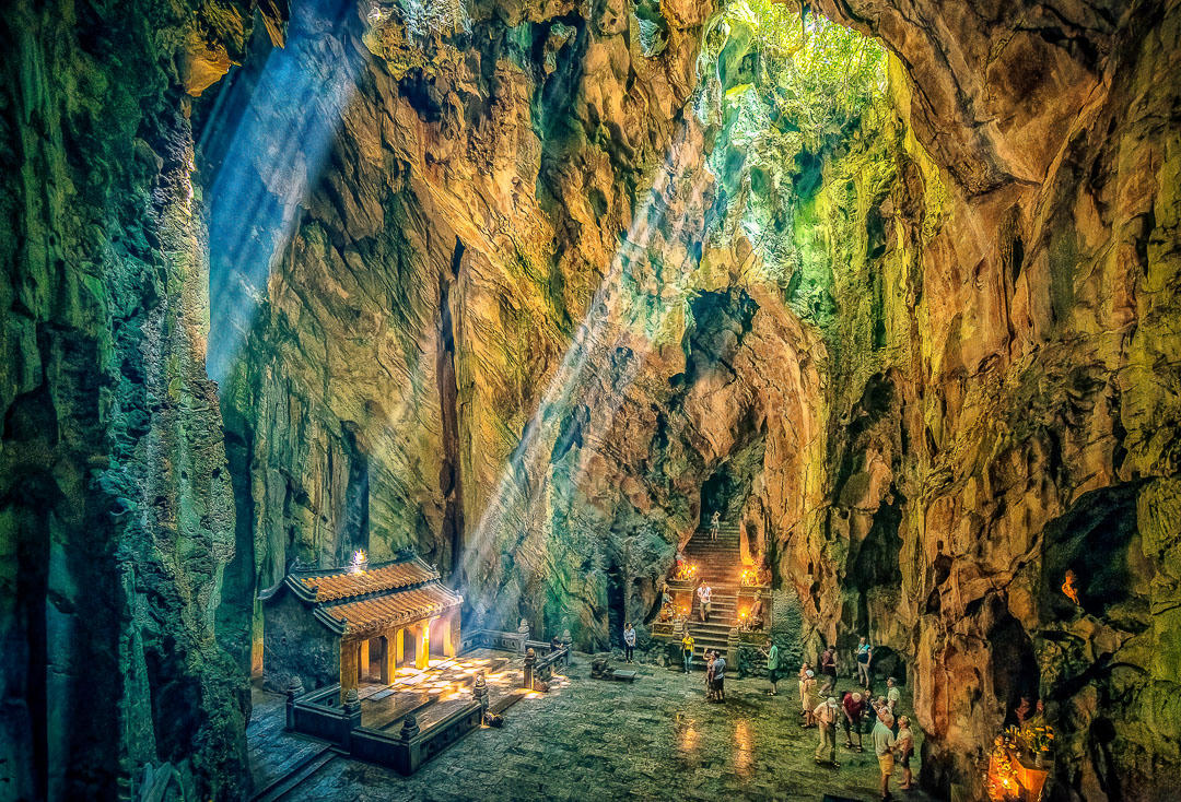 Động Huyền Không tại Ngũ Hành Sơn, nơi lưu dấu ma nhai. Ảnh: Huỳnh Văn Truyền.