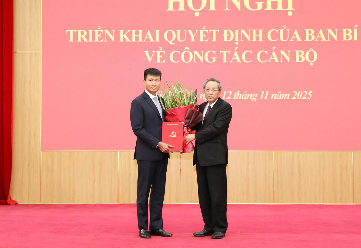 Ông Hoàng Đăng Quang - Phó Trưởng Ban Thường trực Ban Tổ chức Trung ương trao quyết định cho ông Trần Huy Tuấn, Phó Bí thư Tỉnh ủy Ninh Bình. Ảnh: Đức Phương