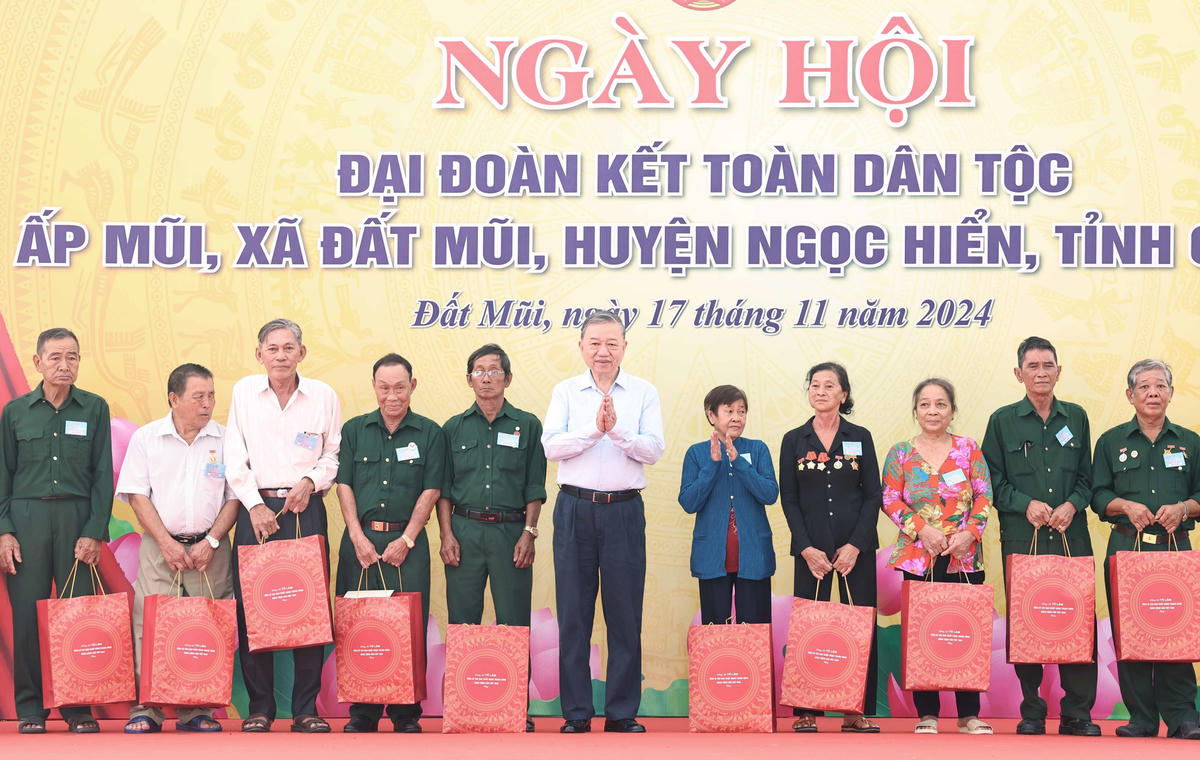 Tổng Bí thư Tô Lâm trao quà cho các gia đình chính sách trong Ngày hội Đại đoàn kết toàn dân tộc tại Cà Mau. (Ảnh: Thống Nhất/TTXVN).