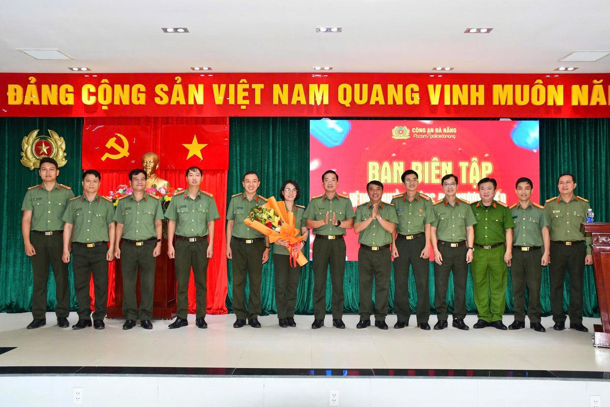 Đại tá Nguyễn Đại Đồng, Phó Giám đốc Công an TP Đà Nẵng chúc mừng Ban biên tập fanpage Công an Đà Nẵng. Ảnh: Nguyễn Tú.