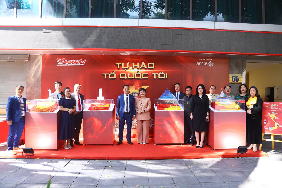 Tổng kết chương trình “Tự hào Tổ quốc tôi” và thực hiện cắt băng gian trưng bày 4 lá cờ treo tại các điểm cực trên đất liền Việt Nam