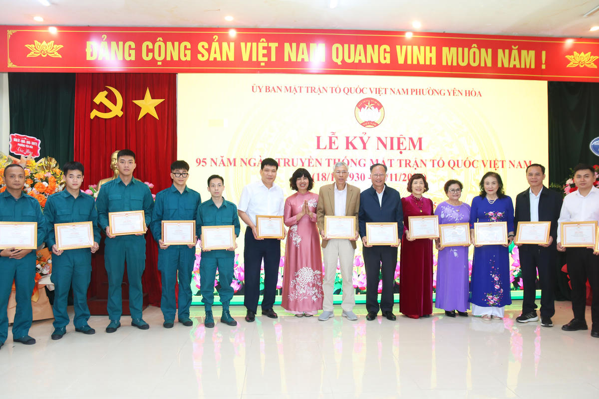Lãnh đạo Ủy ban MTTQ phường Yên Hòa khen thưởng các tập thể và cá nhân tiêu biểu trong ủng hộ đồng bào bị ảnh hưởng bởi cơn bão số 10 và 11. Ảnh: Tiến Đạt.