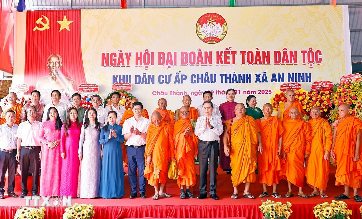 Chủ tịch Quốc hội dự Ngày hội đại đoàn kết toàn dân tộc tại Cần Thơ. (Ảnh: Doãn Tấn/TTXVN).