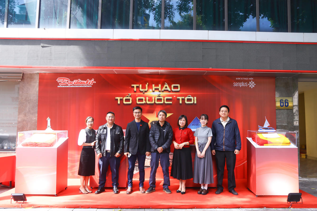 Tổng kết chương trình “Tự hào Tổ quốc tôi” và thực hiện cắt băng gian trưng bày 4 lá cờ treo tại các điểm cực trên đất liền Việt Nam