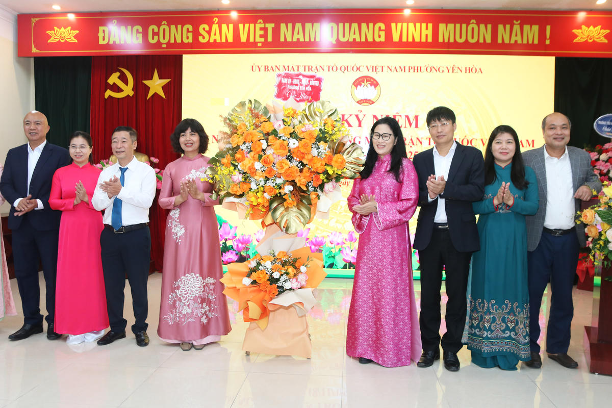 Lãnh đạo Đảng ủy - HĐND - UBND - Ủy ban MTTQ phường Yên Hòa tặng hoa chúc mừng Lễ kỷ niệm. Ảnh: Tiến Đạt.
