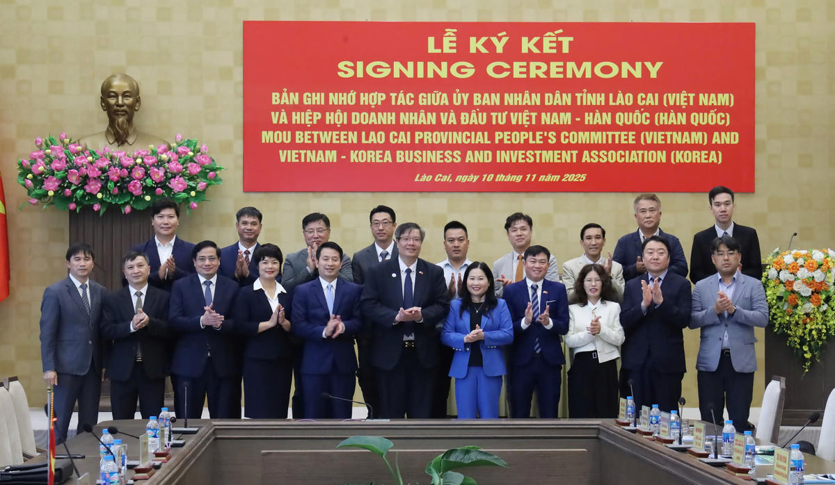 Lãnh đạo tỉnh Lào Cai chụp ảnh chung với đoàn công tác