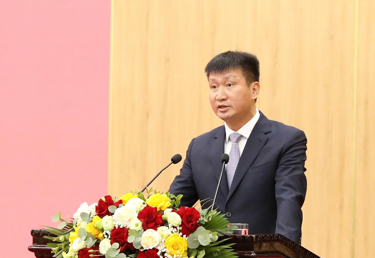 Tân Phó Bí thư Tỉnh ủy Ninh Bình Trần Huy Tuấn phát biểu nhận nhiệm vụ. Ảnh: Đức Phương