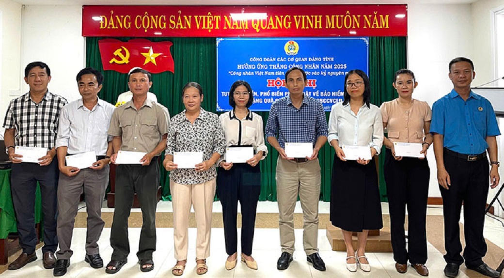 Công đoàn tỉnh Quảng Ngãi trao quà cho đoàn viên, người lao động trên địa bàn tỉnh. Ảnh: Quang Khánh.