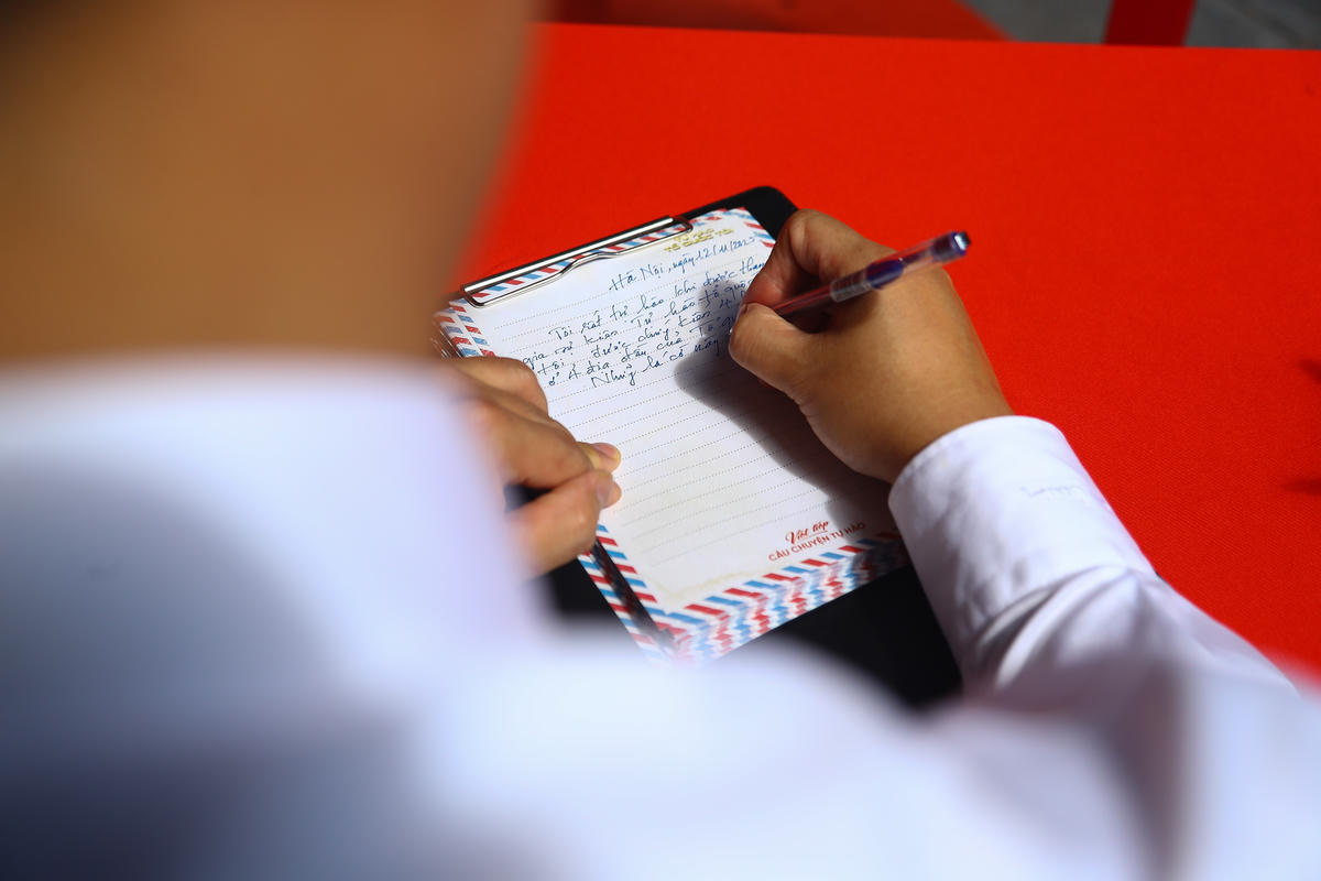 Người dân khi đến chụp ảnh cùng gian trưng bày 4 lá cờ tại 4 cực: Đông - Tây - Nam - Bắc của Việt Nam có thể gửi gắm những cảm xúc đến với Ban tổ chức chương trình.