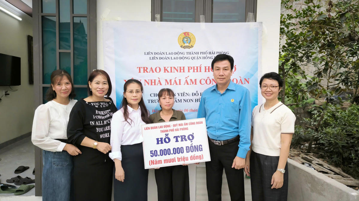 Đại diện Quỹ Mái ấm Công đoàn thành phố trao kinh phí hỗ trợ đoàn viên Đỗ Hoài Mậu, Trường mầm non Hùng Vương để xây dựng nhà. Ảnh: Huyền Chi