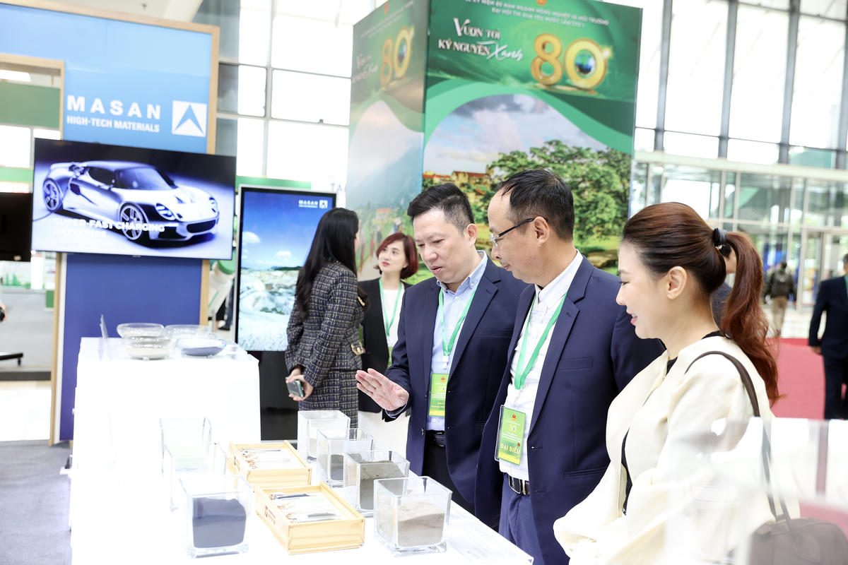 Đại biểu tham quan gian trưng bày Masan High-Tech Materials