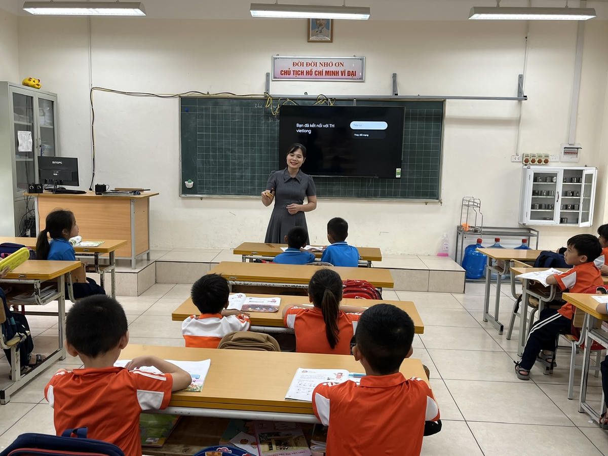 En lektion mellan lärare och elever på Minh Chau Primary School (Hanoi). Foto: NTCC