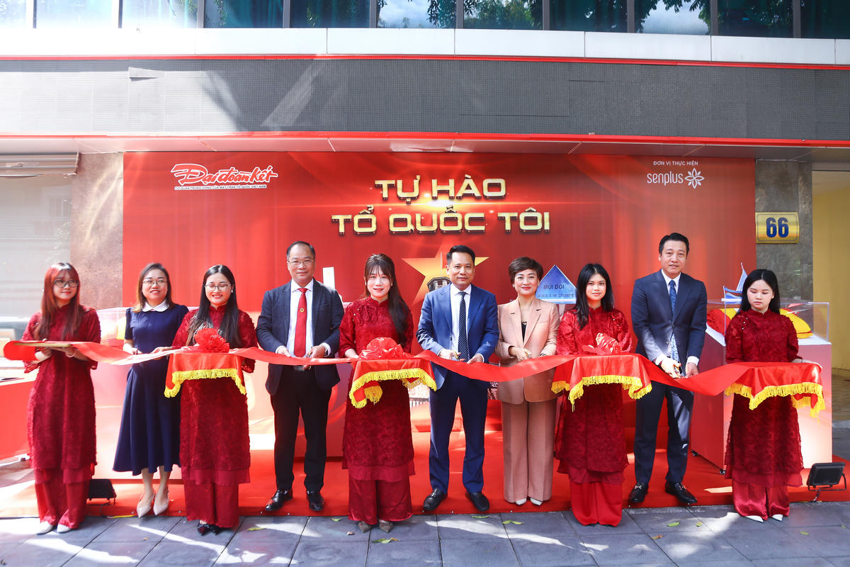 Lãnh đạo Báo Đại đoàn kết cùng Công ty Cổ phần Sen Cộng cắt băng khai trương gian trưng bày 4 lá cờ tại 4 cực: Đông - Tây - Nam - Bắc của Việt Nam.