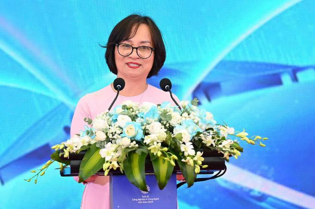 Bà Lý Hoa Liên - Phó Tổng Giám đốc Công ty Cổ phần Trung tâm Hội chợ Triển lãm Việt Nam phát biểu khai mạc Tuần lễ Công nghiệp và Công nghệ Việt Nam 2025. Ảnh: BTC.