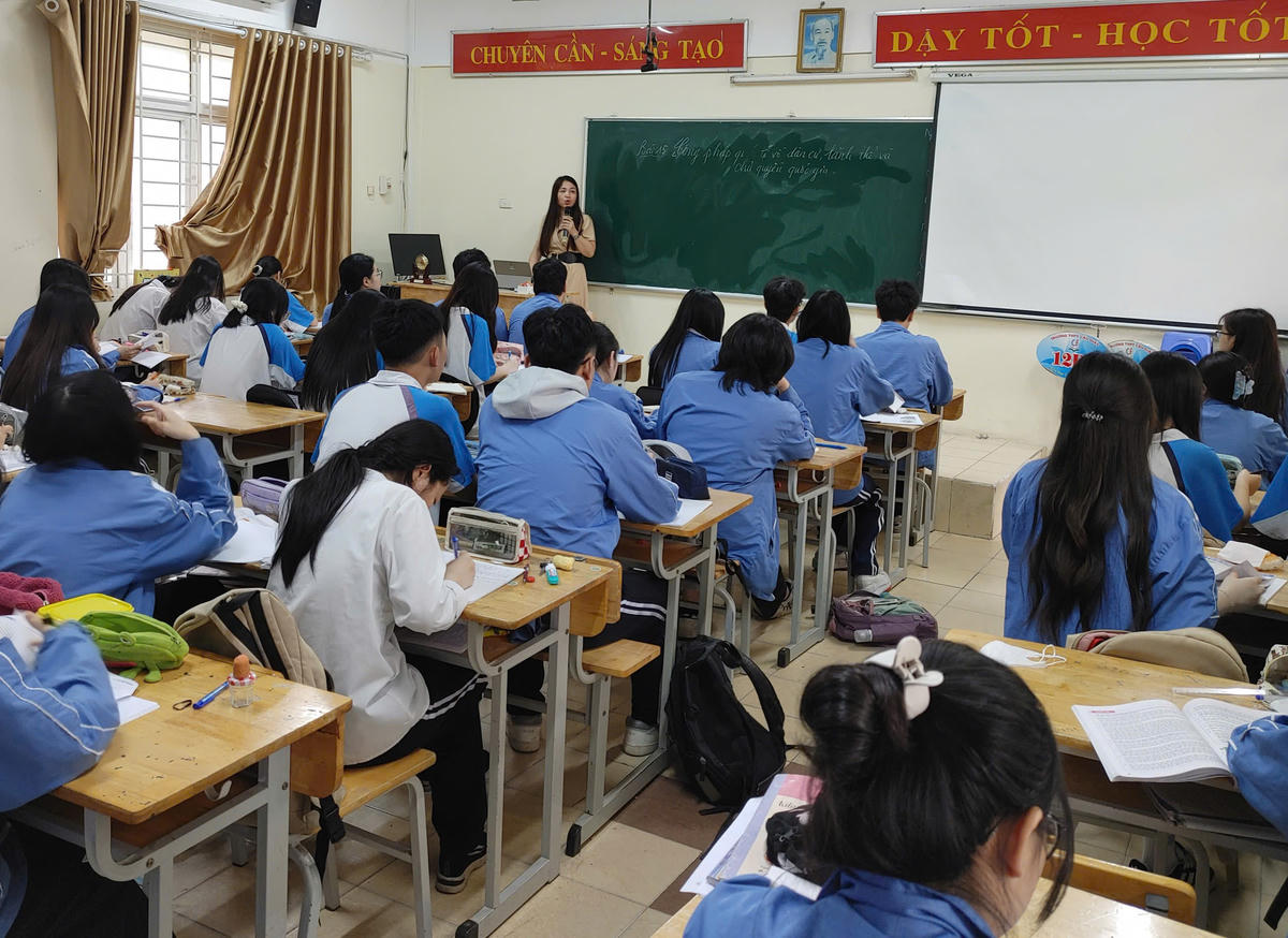 Lärare och elever på Cau Giay High School (Hanoi). Foto: NTCC