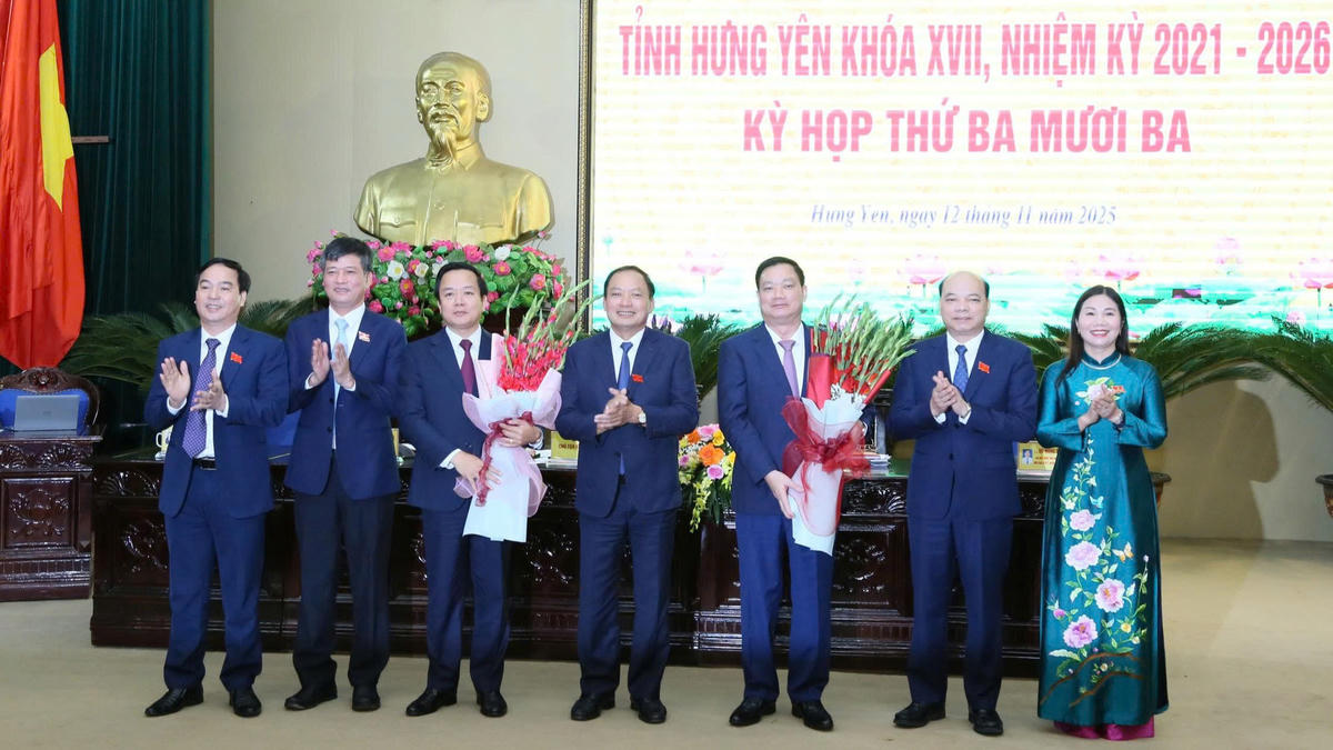 Lãnh đạo HĐND tỉnh Hưng Yên chúc mừng các ông Nguyễn Khắc Thận, Phạm Quang Ngọc nhận nhiệm vụ mới. Ảnh: Mạnh Tùng. 