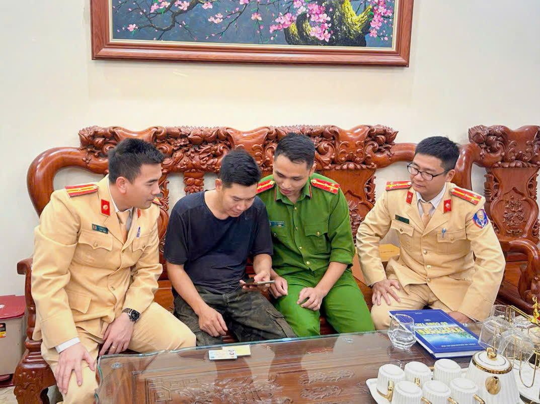 Các tổ công tác gồm CSGT, Cảnh sát khu vực đến từng địa bàn hỗ trợ, hướng dẫn nhân dân khai báo, làm sạch dữ liệu.