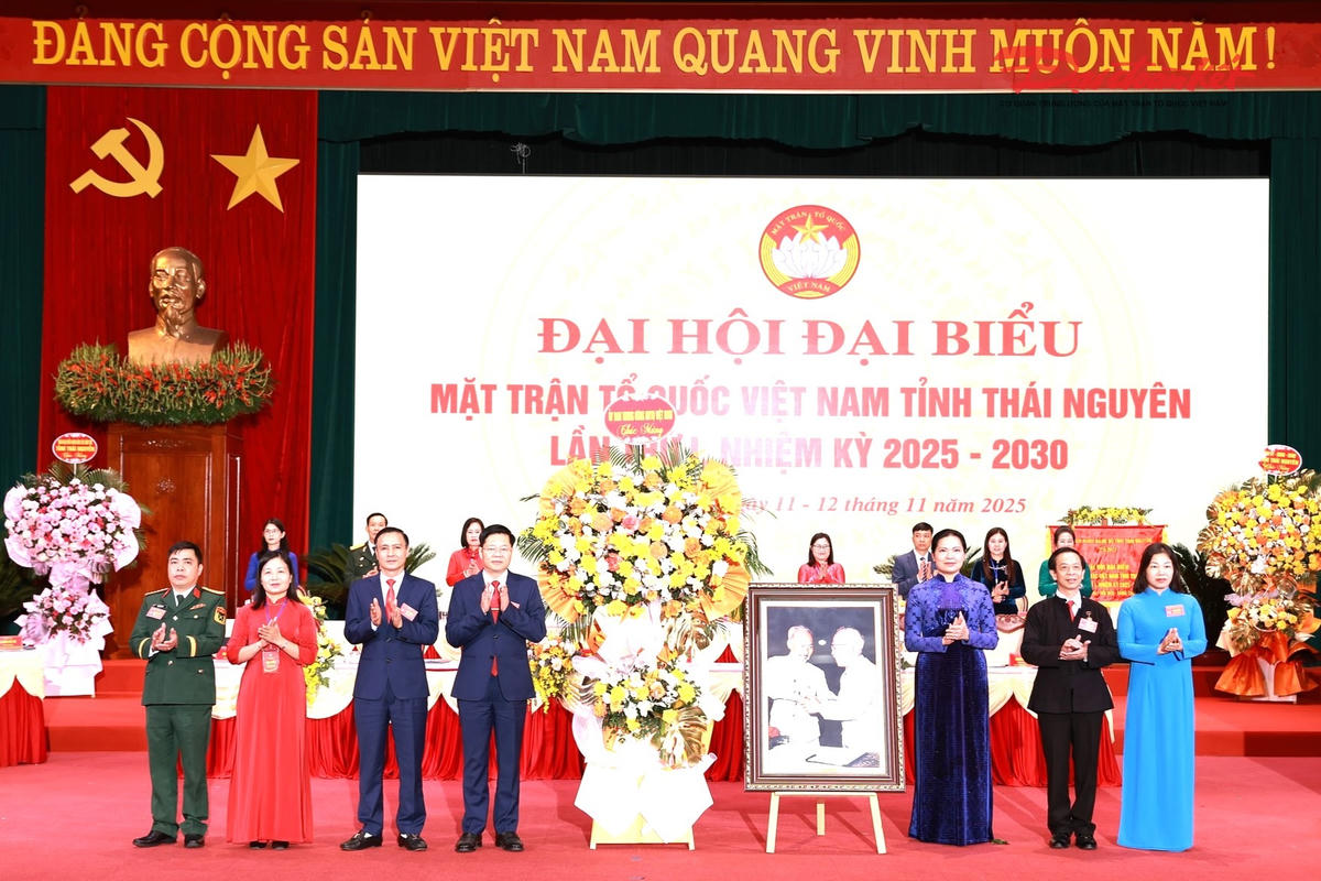 Phó Chủ tịch Ủy ban Trung ương MTTQ Việt Nam Hà Thị Nga tặng hoa chúc mừng Đại hội. Ảnh: Toán Nguyễn.