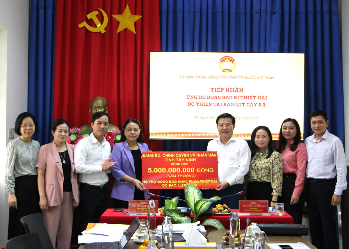 Ông Nguyễn Thanh Hải – Phó Bí thư Tỉnh uỷ, Chủ tịch Uỷ ban Mặt trận Tổ quốc Việt Nam tỉnh Tây Ninh trao bảng tượng trưng ủng hộ đồng bào đến lãnh đạo Ủy ban Trung ương Mặt trận Tổ quốc Việt Nam. Ảnh: Q.Đ.