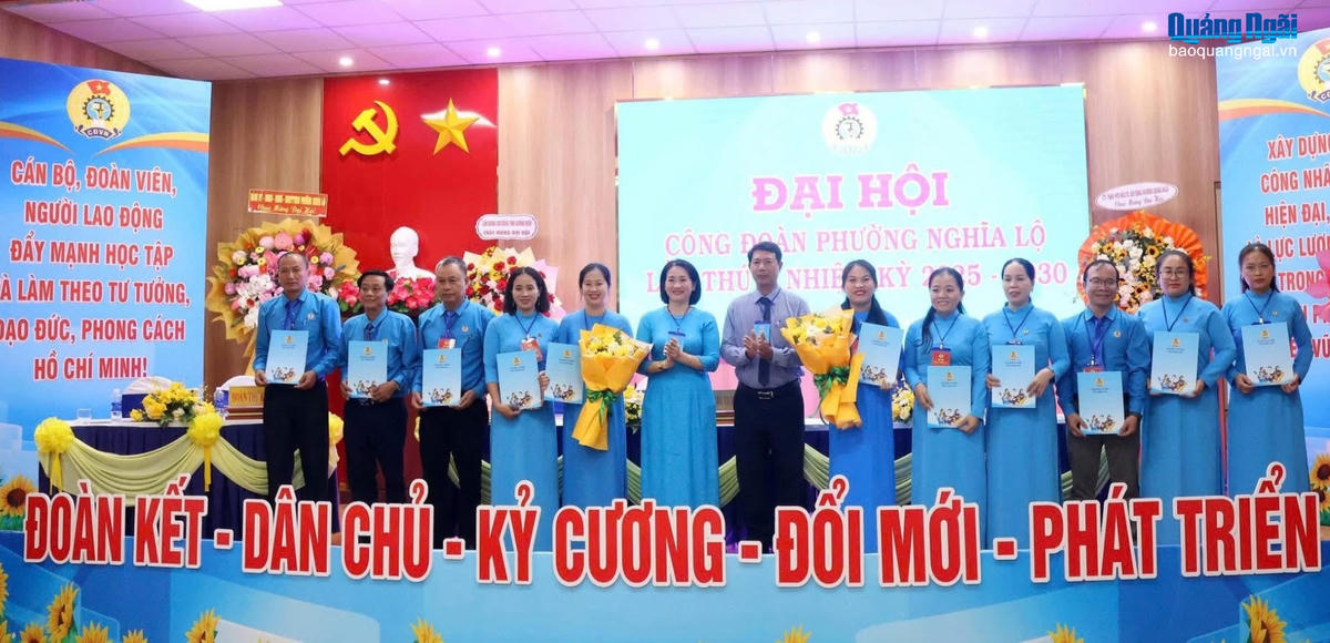 Ban Chấp hành Công đoàn phường Nghĩa Lộ, tỉnh Quảng Ngãi, nhiệm kỳ 2025 - 2030 ra mắt đại hội.
