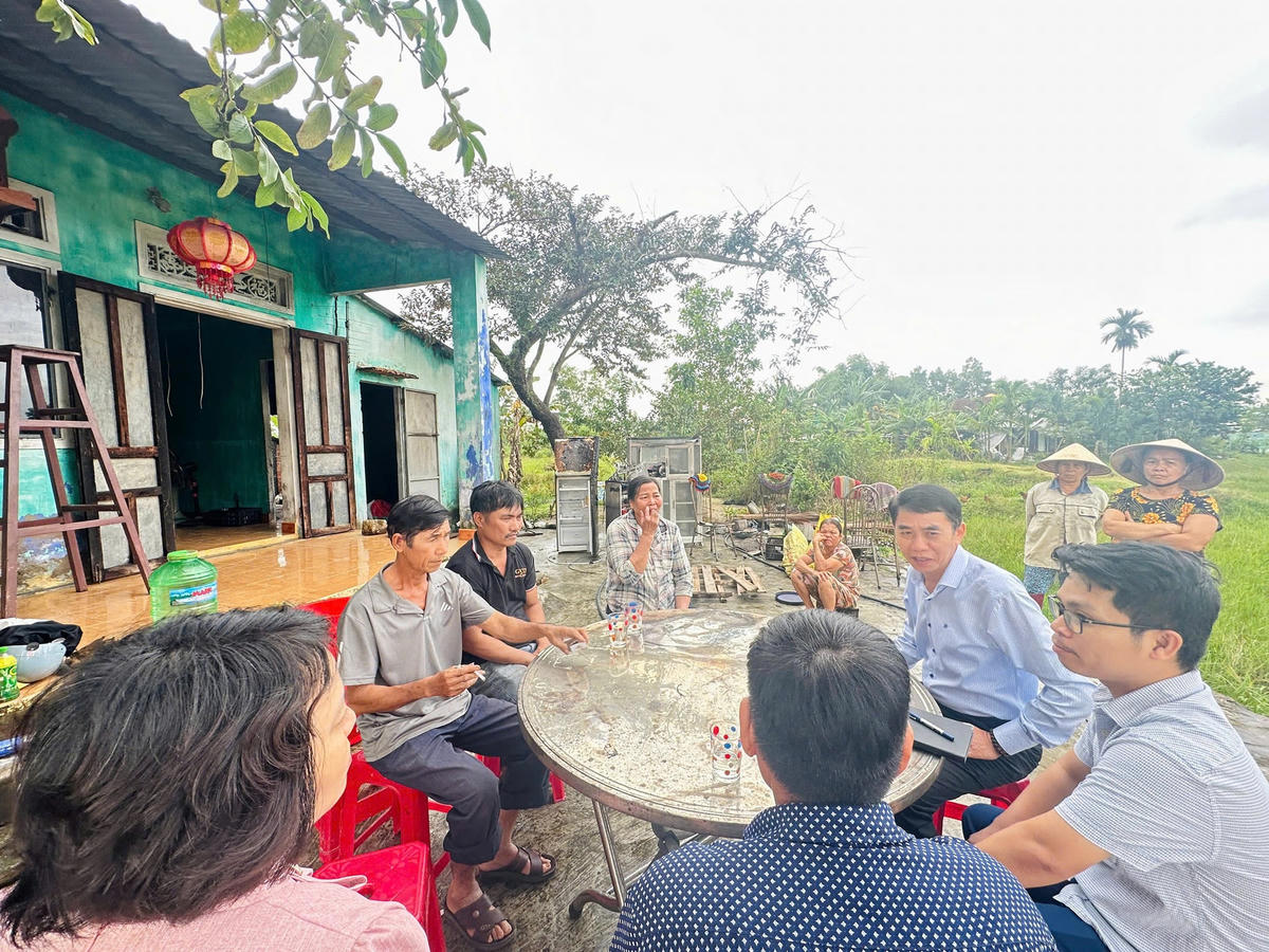 Lãnh đạo xã Hòa Tiến thăm hỏi gia đình bà Đặng Thị Tứ. Ảnh: Nguyễn Tú.