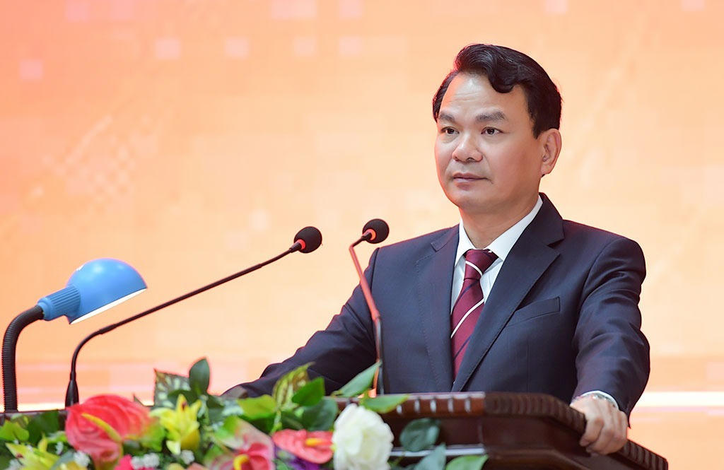 Ông Đặng Xuân Phong - Bí thư Tỉnh ủy Ninh Bình phát biểu tại kỳ họp. Ảnh: Trường Giang