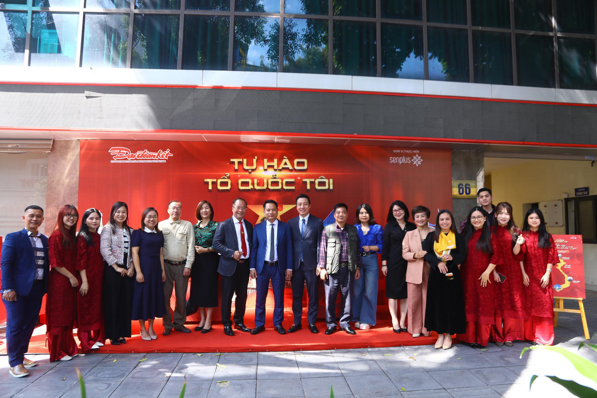 Lãnh đạo Báo Đại đoàn kết chụp ảnh cùng các đơn vị, cá nhân đã đồng hành thực hiện sự kiện "Tự hào Tổ quốc tôi".