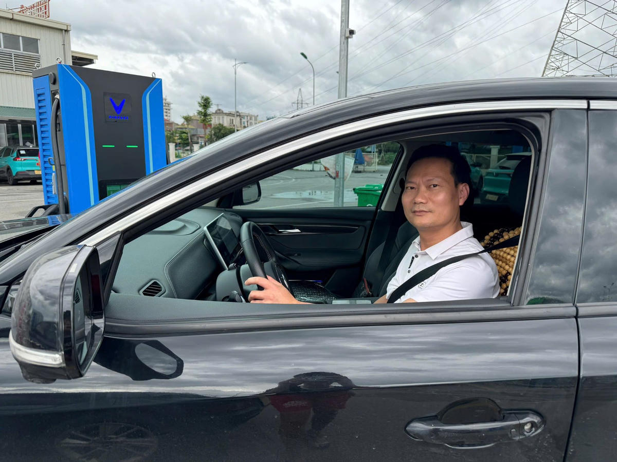 Anh Lê Mạnh Thế vui mừng vì trạm sạc mới tại khu vực Hoàng Mai thuận tiện cho công việc