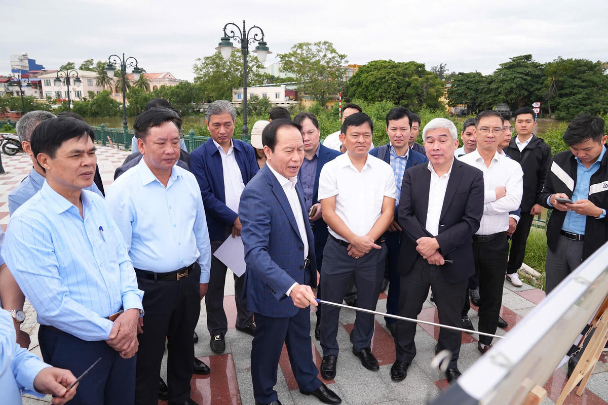 Bí thư Thành ủy Hải Phòng Lê Tiến Châu kiểm tra tiến độ thực hiện Dự án phát triển TP Hải Phòng ứng phó với biến đổi khí hậu. Ảnh: ĐT. 