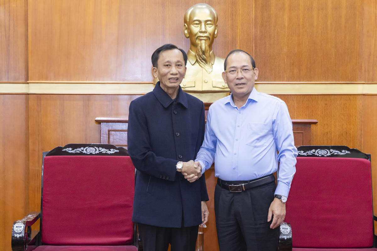 Phó Chủ tịch Hoàng Công Thủy và Hiệp sĩ Đại Thánh giá Lê Đức Thịnh. Ảnh: Quang Vinh.