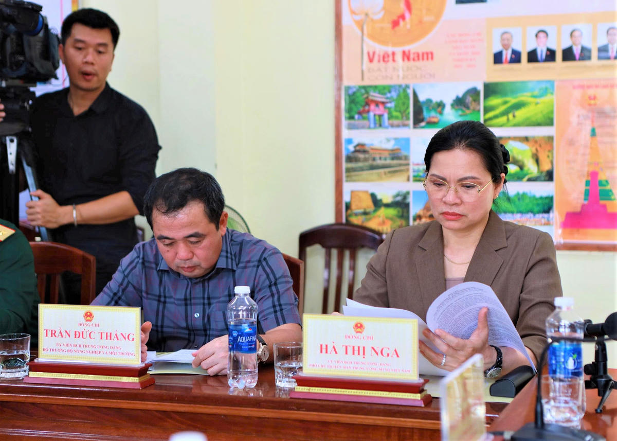 Phó Chủ tịch Ủy ban Trung ương MTTQ Việt Nam Hà Thị Nga dự buổi làm việc tại Bộ đội Biên phòng tỉnh Gia Lai. Ảnh: Chí Đại.