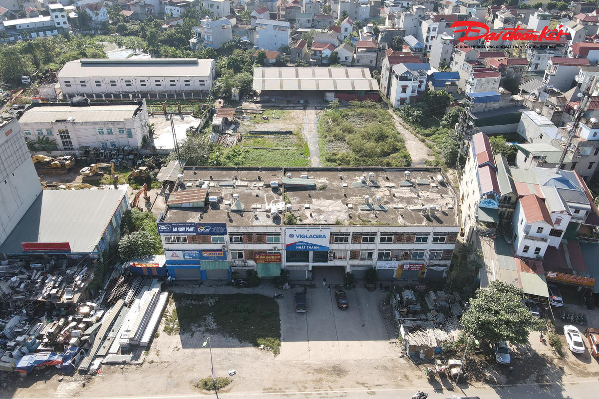 Chợ Mai Lĩnh (phường Yên Nghĩa, Hà Nội) có quy mô gần 8.000m2, do Công ty cổ phần Phát triển Thương mại Việt Nam làm chủ đầu tư, thi công từ năm 2010.