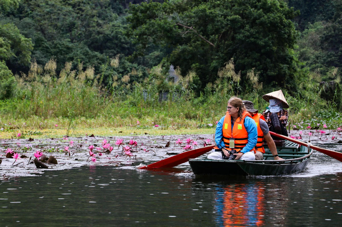 Chính nhờ đó, Tam Cốc không chỉ đẹp bởi cảnh sắc mà còn ấm lòng bởi con người chân chất, hiếu khách. Ảnh: Đình Minh