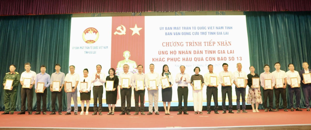 Cơ quan, tổ chức, doanh nghiệp trong và ngoài tỉnh chụp hình cùng lãnh đạo tỉnh Gia Lai. Ảnh: CV.