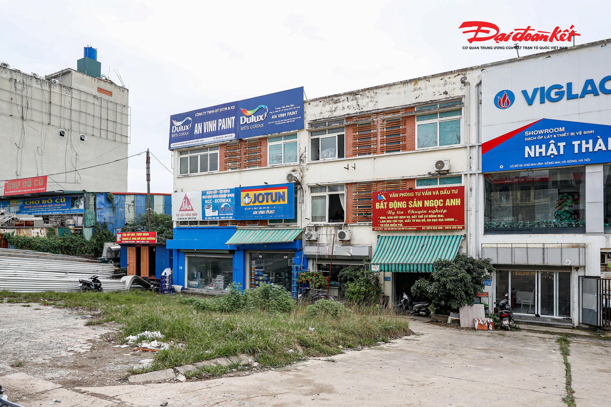 Phía bên ngoài, một số ki-ốt trong khu chợ đang bị sử dụng làm văn phòng mua bán bất động sản, công ty, cửa hàng bán gạch ốp và thiết bị vệ sinh.