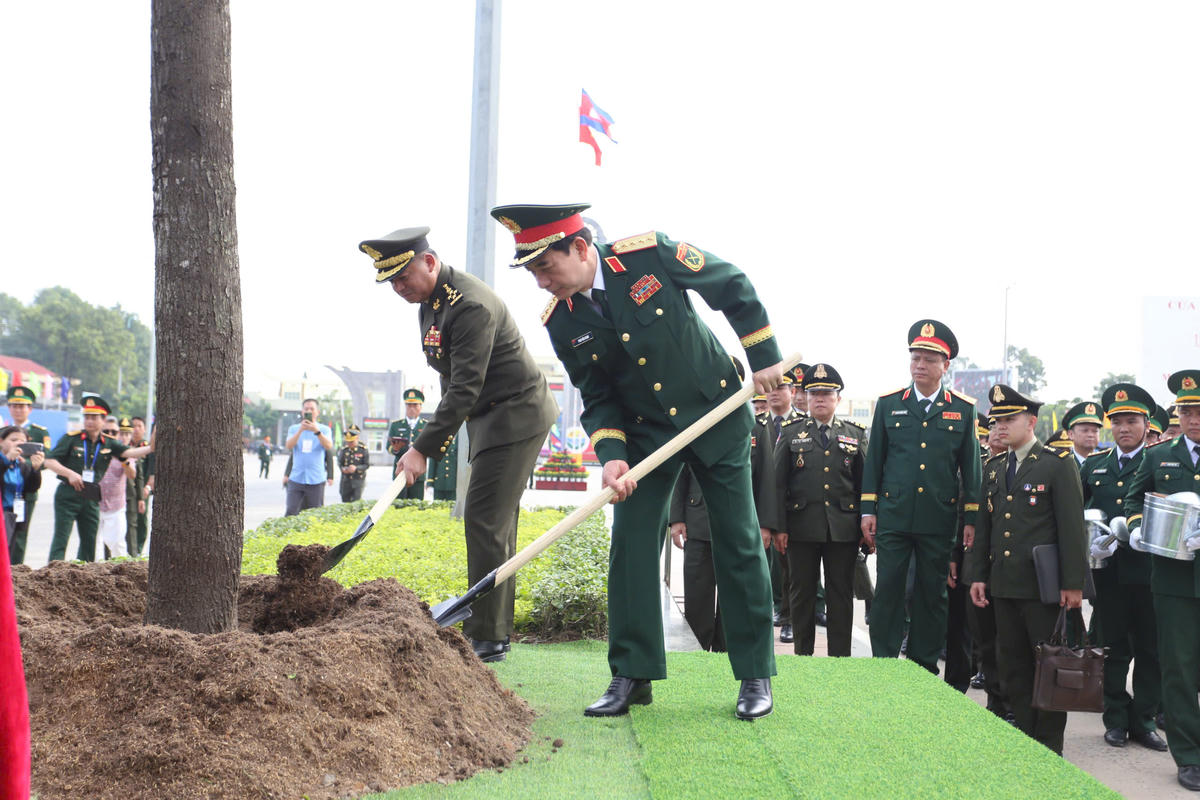 Đại diện Đoàn công tác hai nước tham gia lễ trồng cây hữu nghị trong khuôn khổ chương trình. Ảnh: A.T.