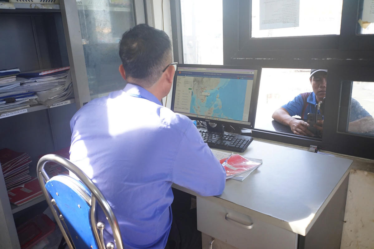 Làm thủ tục tại cảng cá. Ảnh: Nguyễn Tú.