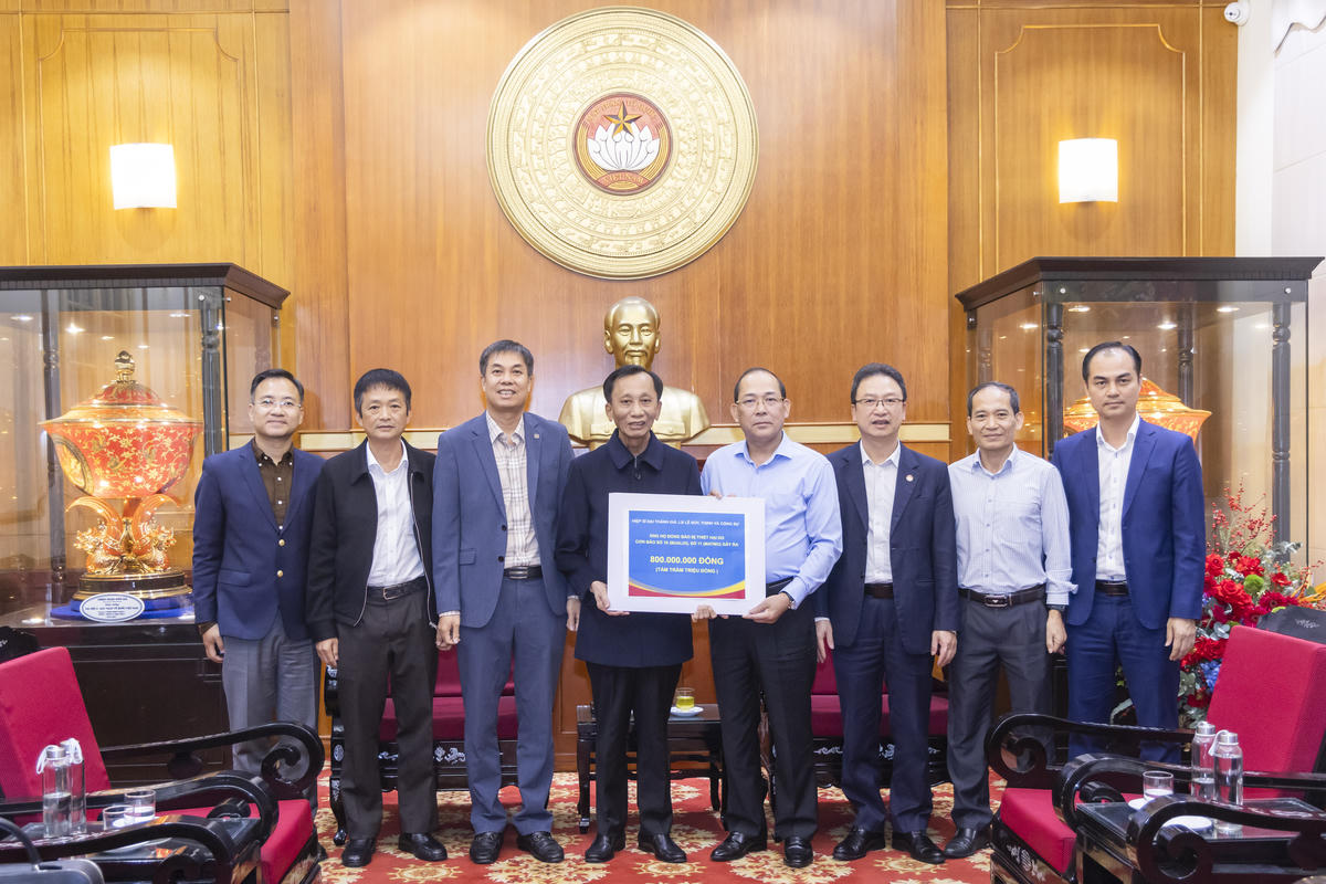 Hiệp sĩ Đại Thánh giá Lê Đức Thịnh và cộng sự (các doanh nghiệp, tổ chức: Bệnh viện Nam học và Hiếm muộn Hà Nội, Công ty CP Đầu tư xây dựng Việt Phú An TPHCM, Cảng Quốc tế Long Sơn) trao số tiền ủng hộ tới UBTƯ MTTQ Việt Nam. Ảnh: Quang Vinh.