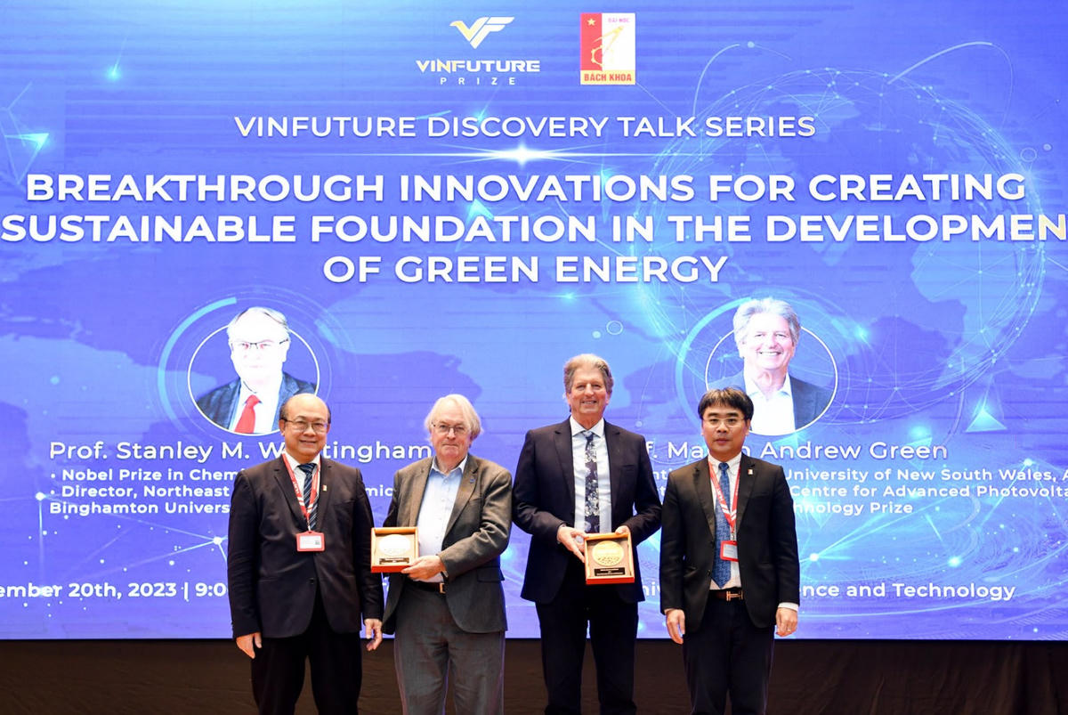 Lãnh đạo ĐH Bách khoa Hà Nội tặng quà lưu niệm cho GS. Stanley M. Whittingham và GS. Martin Andrew Green trong sự kiện giao lưu tại Đại học Bách Khoa cuối năm 2023. Ảnh: VFP..