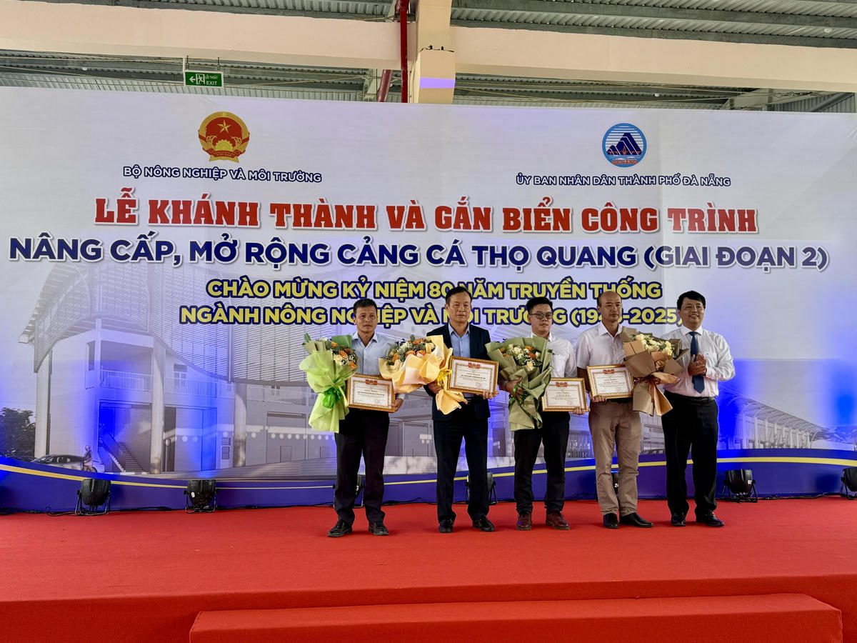 Dịp này, Ban quản lý dự án khen thưởng 2 nhà thầu, 2 cá nhân có thành tích xuất sắc trong quá trình điều hành, thi công dự án là Công ty Hưng Thịnh Vượng, Công ty CP Phát triển công nghệ và tư vấn đầu tư Đà Nẵng (ICTI), ông Hà Duy Thạch, chuyên viên Phòng Điều hành giám sát Ban quản lý và ông Hoàng Minh Ngọc, Chỉ huy gói thầu số 10. Ảnh: Nguyễn Tú.