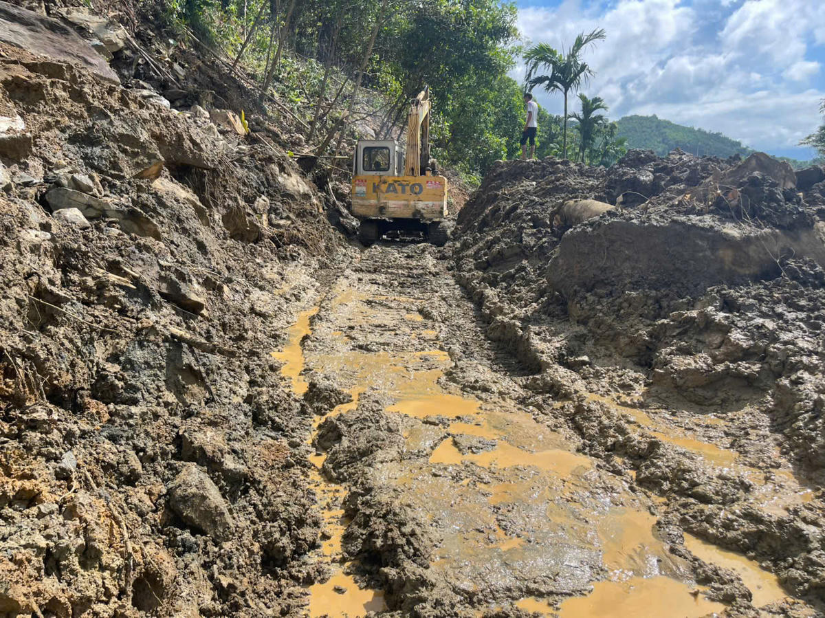 Lực lượng, phương tiện khai thông các điểm sạt lớn trên tuyến ĐH8 do ảnh hưởng bởi đợt mưa lớn vừa qua. Ảnh: CV.