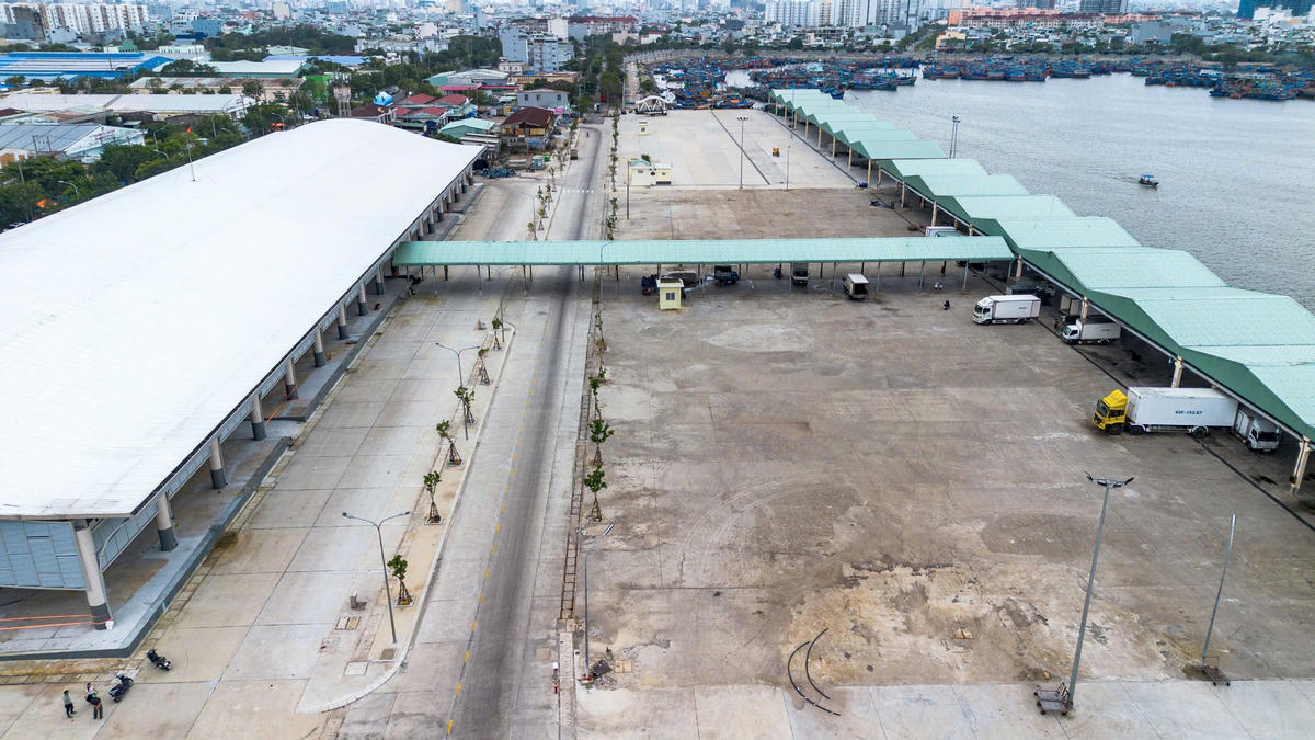 Hệ thống sân bãi, mái che, khu nhà chính phục vụ các hoạt động ngành thủy sản. Ảnh: Nguyễn Tú.