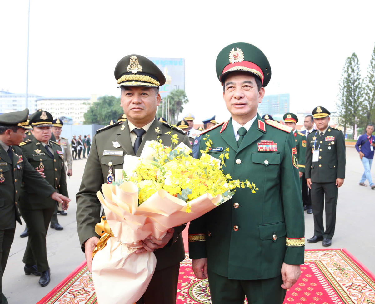 Bộ trưởng Bộ Quốc phòng - Đại tướng Phan Văn Giang đón Bộ trưởng Tea Seiha (Campuchia) tại lễ đón đoàn Campuchia tại cửa khẩu quốc tế Mộc Bài. Ảnh: A.T.