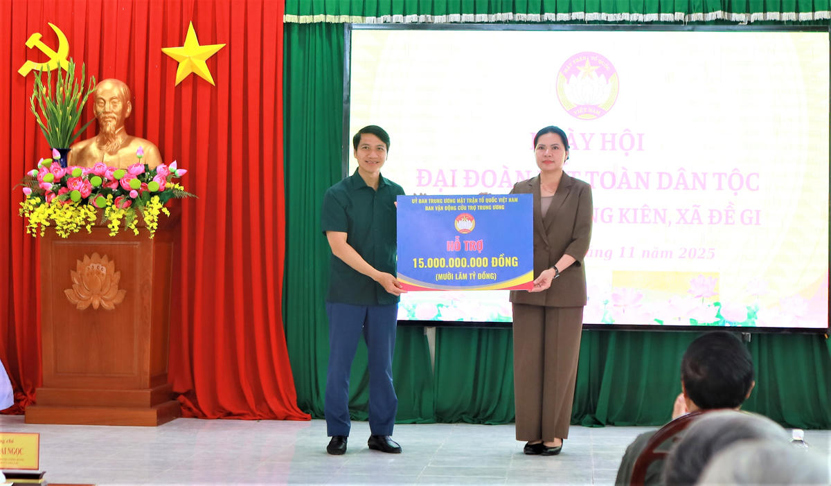 Phó Chủ tịch Ủy ban Trung ương MTTQ Việt Nam Hà Thị Nga trao tặng 15 tỷ đồng cho Ủy ban MTTQ Việt Nam tỉnh Gia Lai để hỗ trợ nhân dân thiệt hại do cơn bão số 13 gây ra. Ảnh: Tấn Thành.