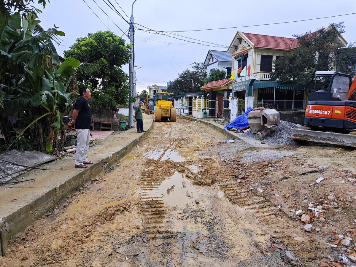 Sau 11 tháng thi công, dự án cải tạo, nâng cấp tuyến đường khu phố 7, phường Quảng Phú vẫn nằm trong tình trạng ngổn ngang, nham nhở. Ảnh: Nguyễn Chung.