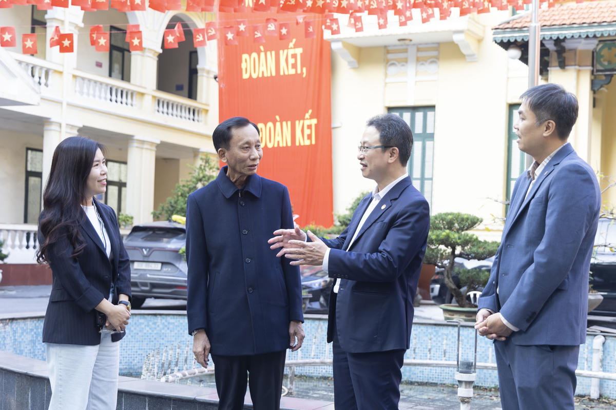 Hiệp sĩ Đại Thánh giá Lê Đức Thịnh gặp gỡ, trao đổi với các đại biểu bên lề buổi tiếp nhận. Ảnh: Quang Vinh.